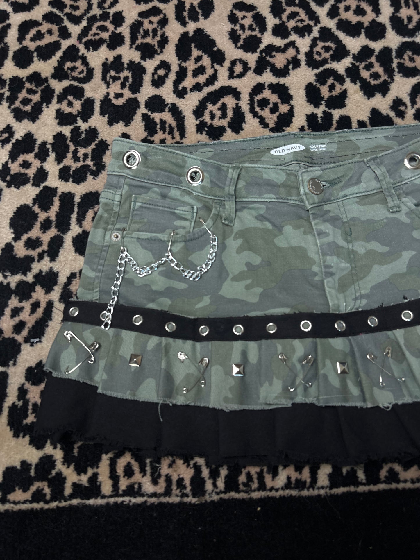 Killer Stitch 1/1 pleated denim skirt! Waist 30 in and Length 13 in