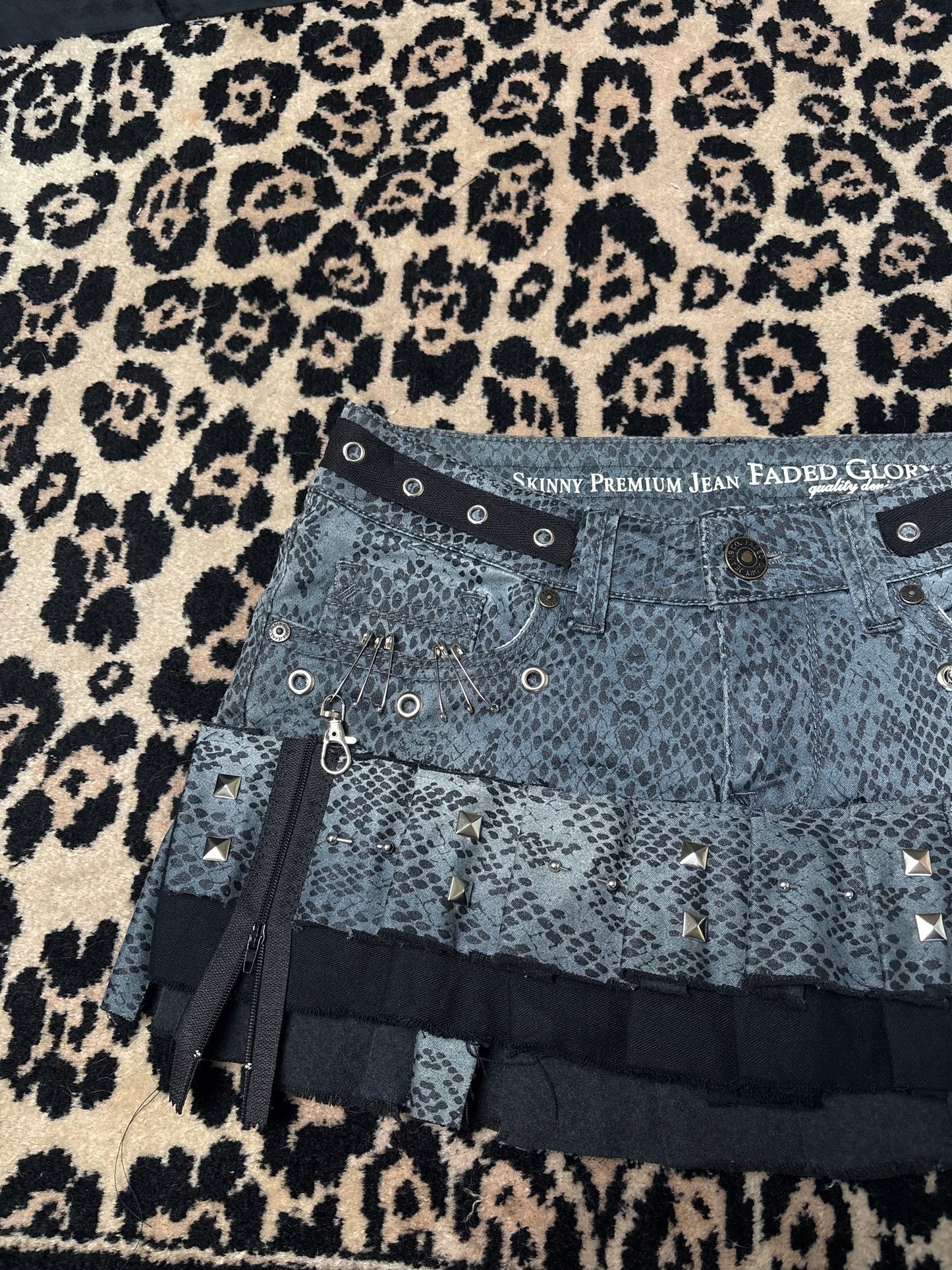 Killer Stitch 1/1 pleated skirt! Waist 28 in and Length 12 in