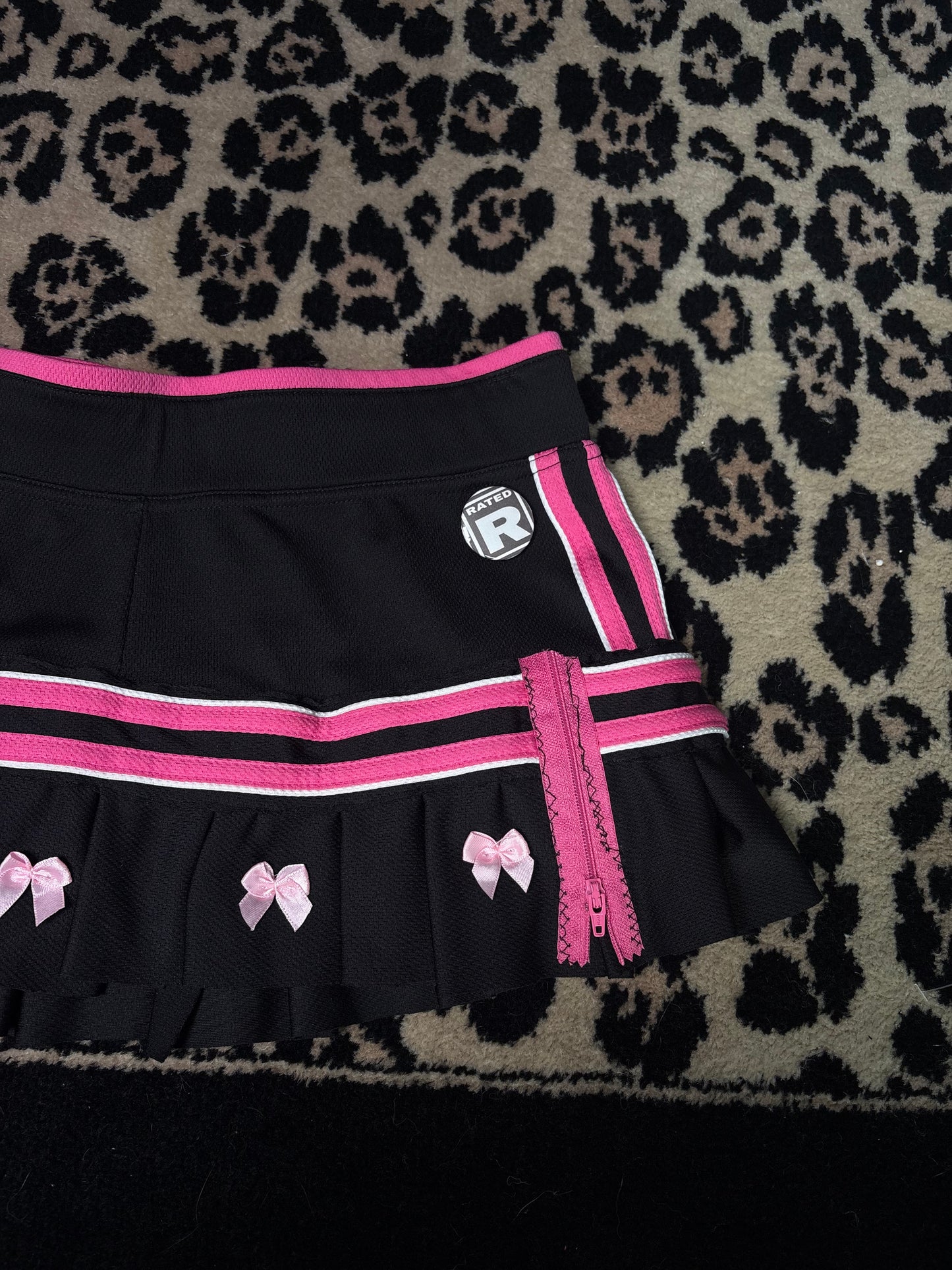 Killer Stitch 1/1 pleated athletic skirt! Waist 30 in and Length 10.5 in