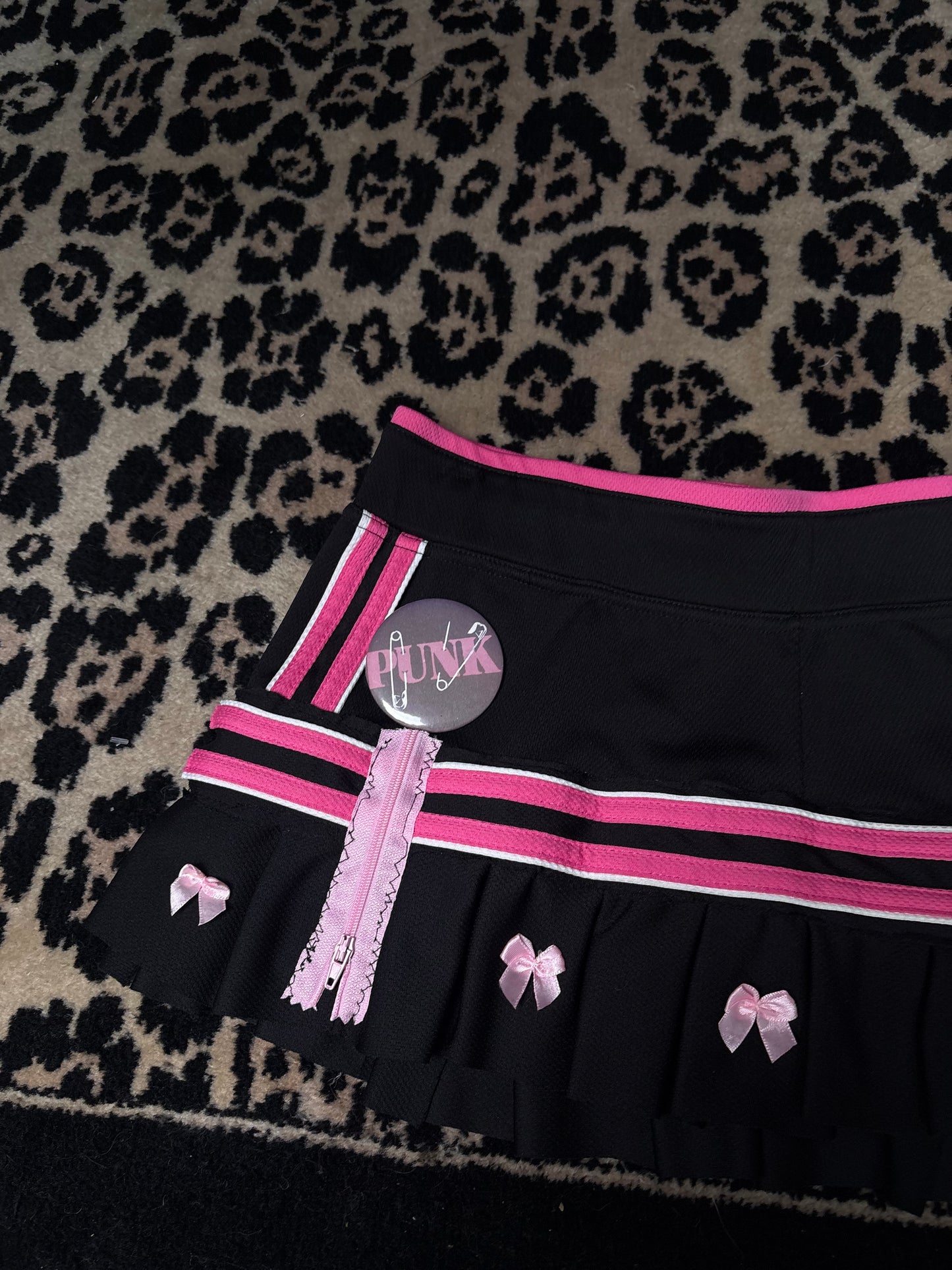 Killer Stitch 1/1 pleated athletic skirt! Waist 30 in and Length 10.5 in