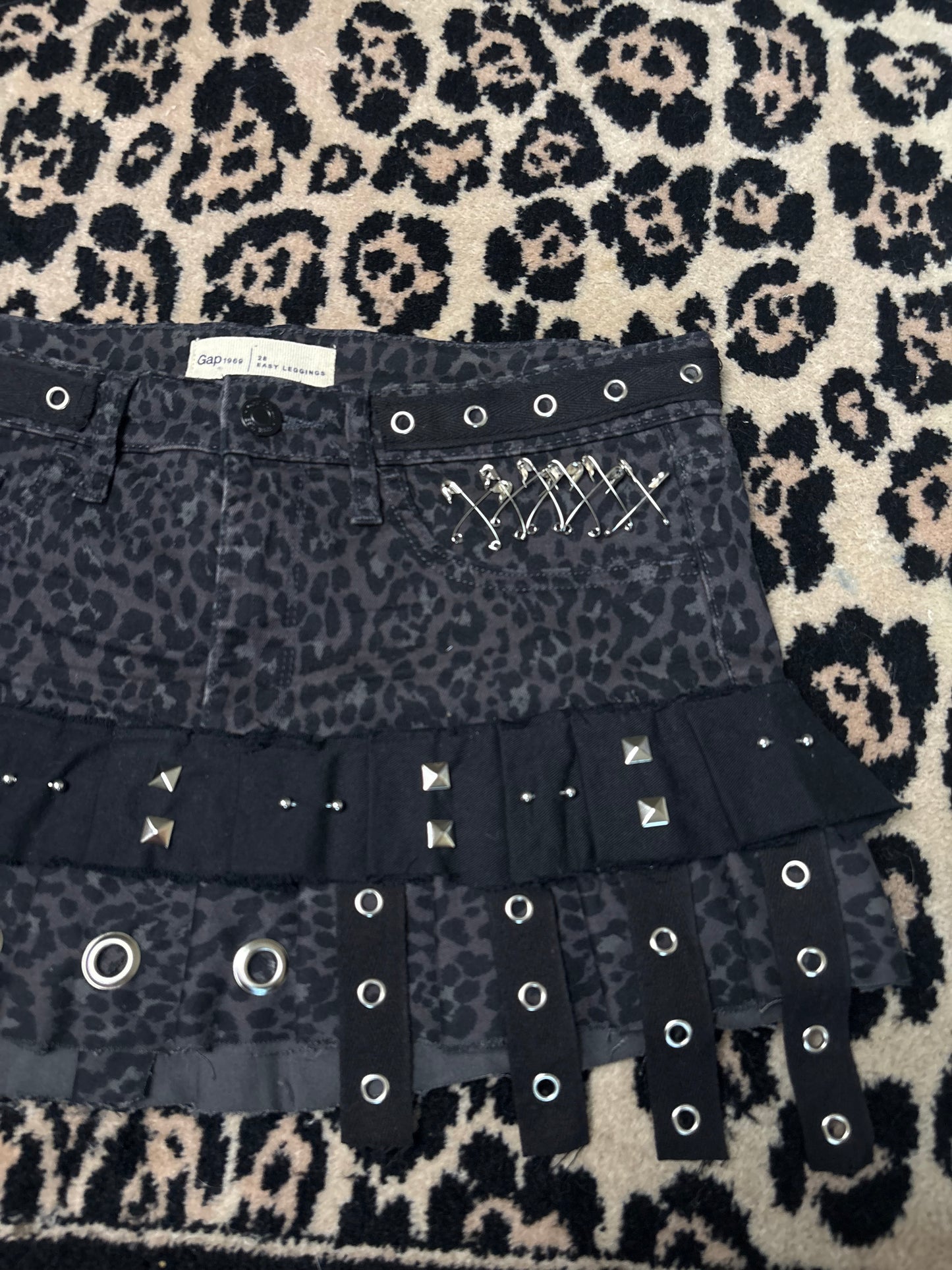 Killer Stitch 1/1 pleated denim skirt! Waist 30 in and Length 12 in