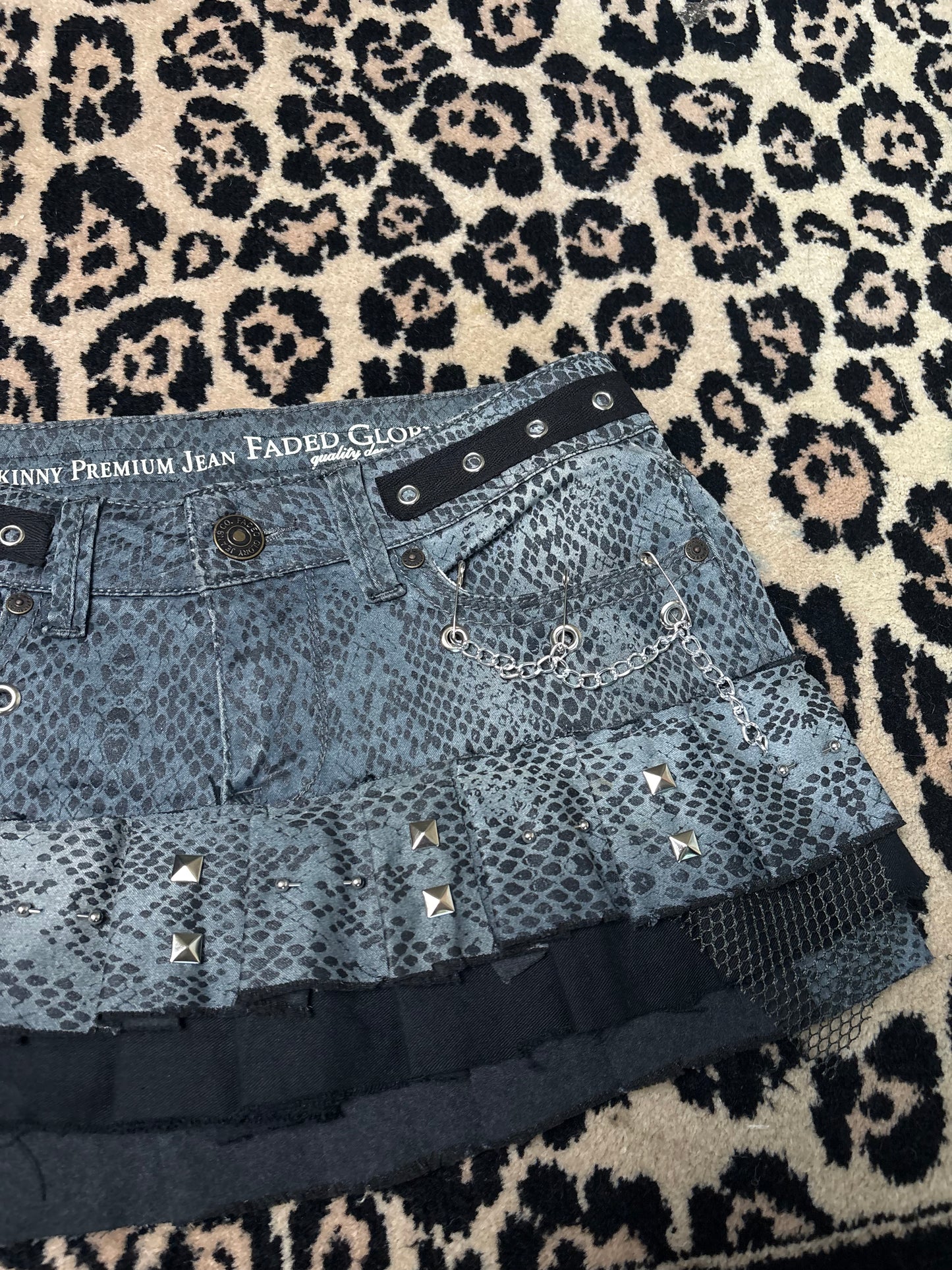 Killer Stitch 1/1 pleated skirt! Waist 28 in and Length 12 in