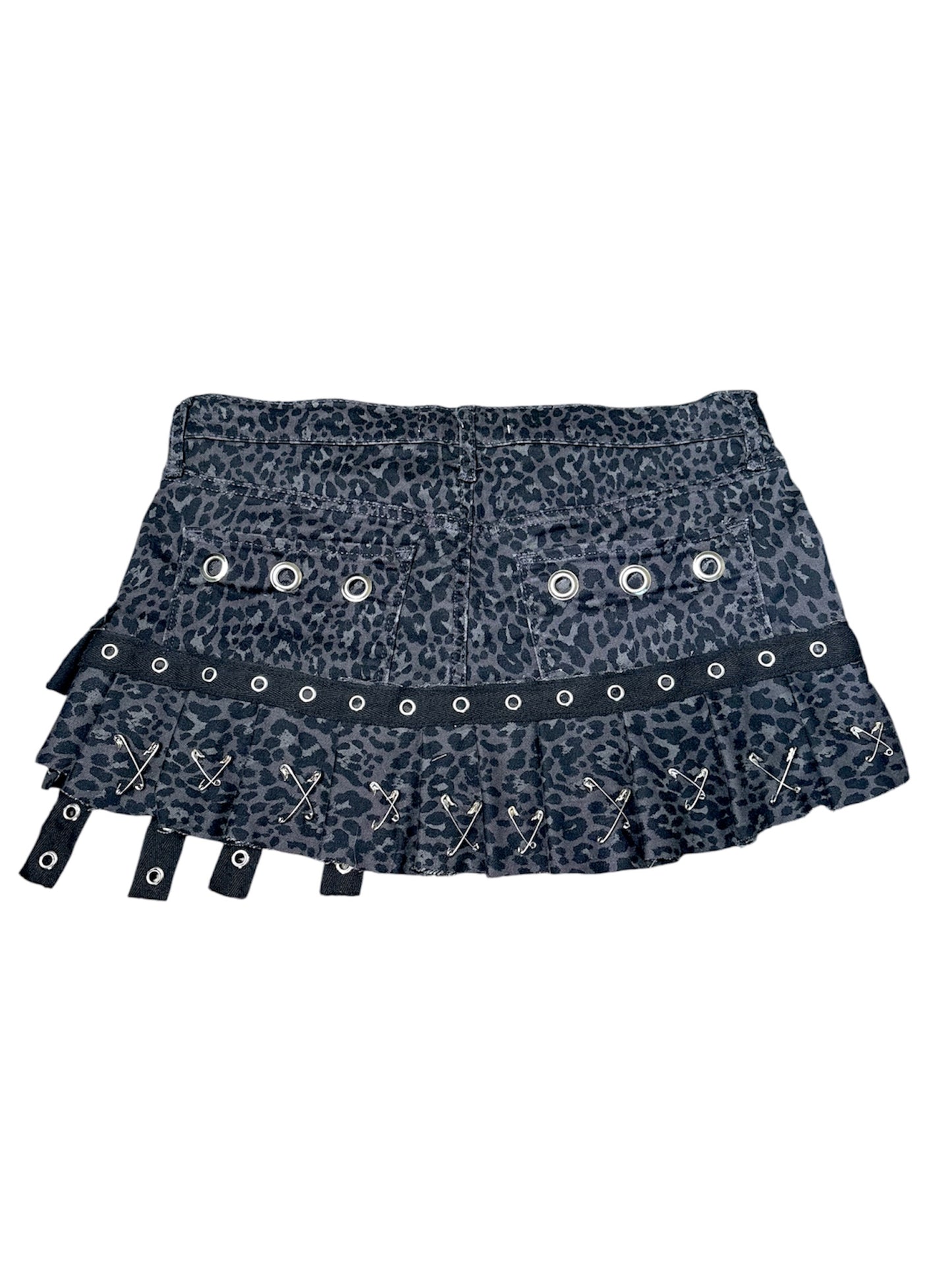 Killer Stitch 1/1 pleated denim skirt! Waist 30 in and Length 12 in