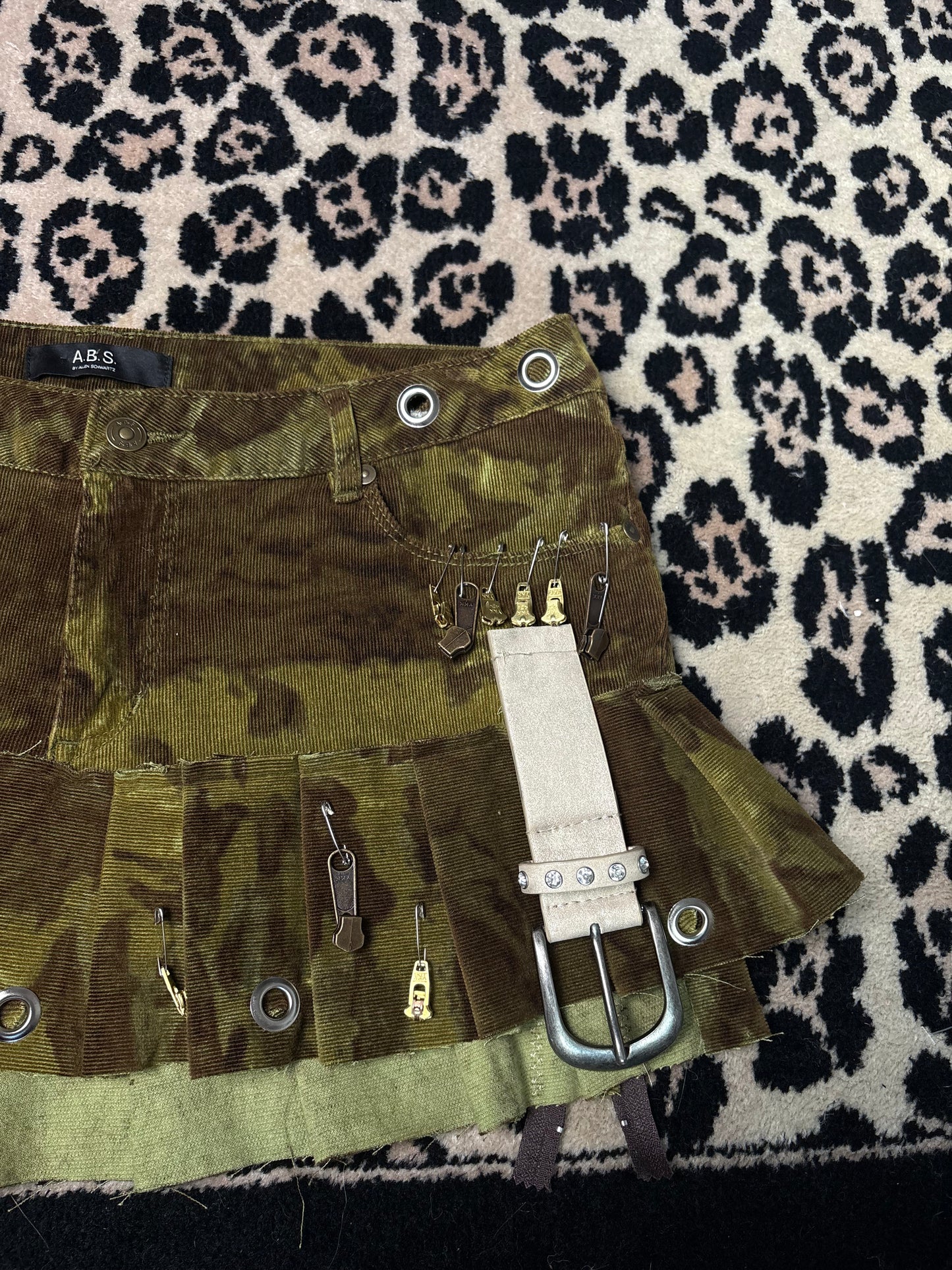 Killer Stitch 1/1 pleated skirt! Waist 34 in and Length 30 in