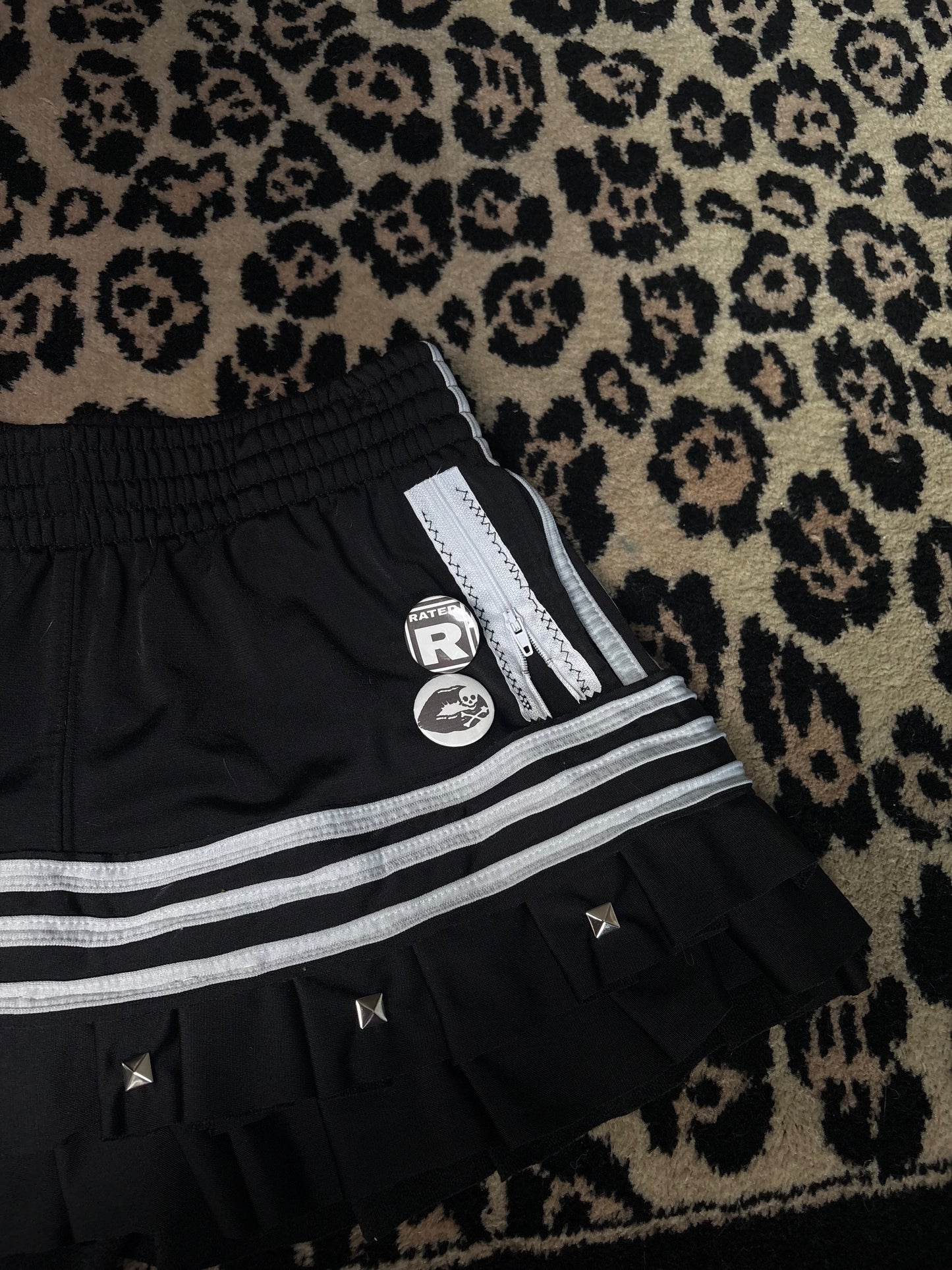 Killer Stitch 1/1 pleated athletic skirt! Waist 28-30 in and Length 14.5 in