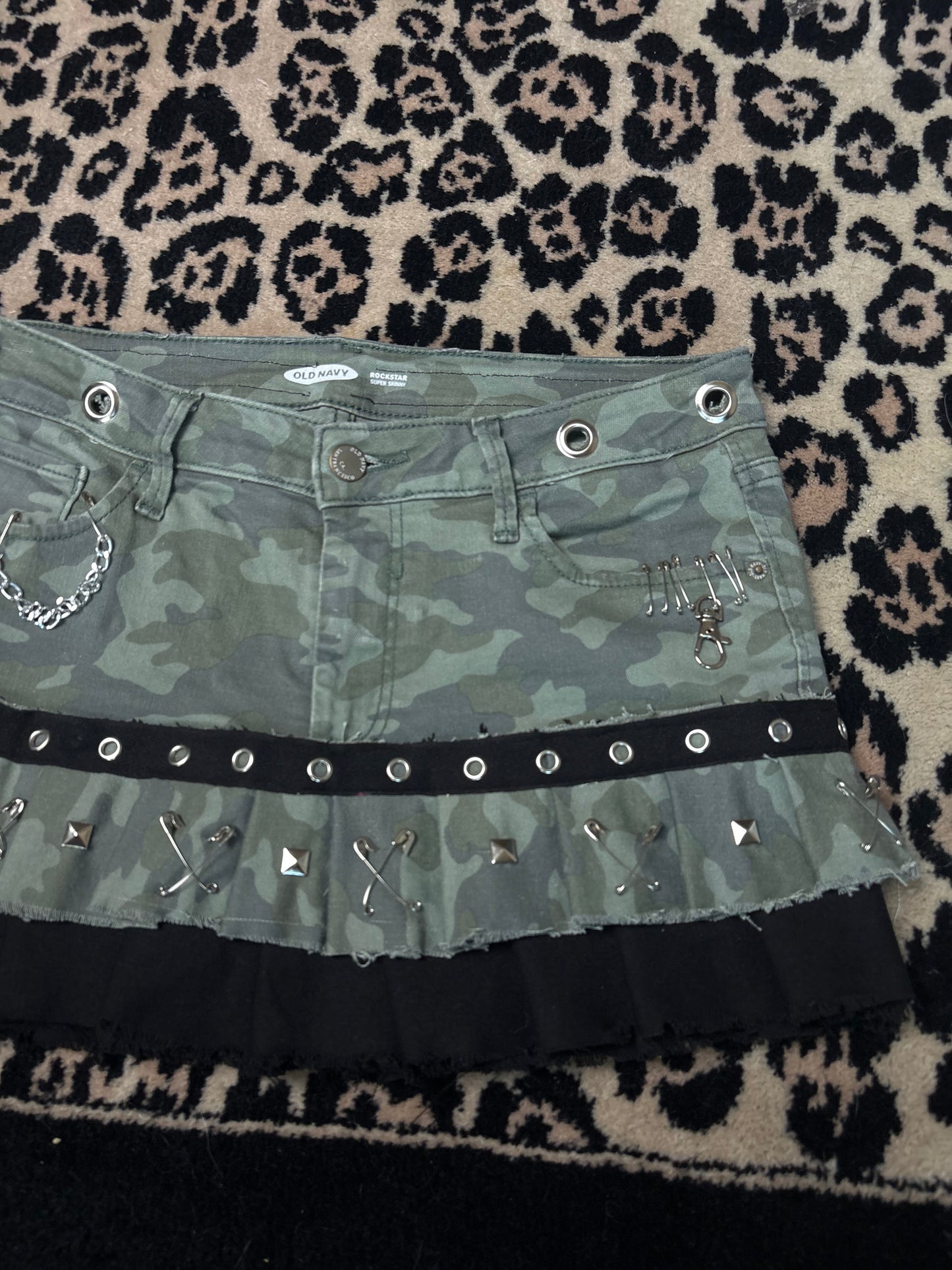 Killer Stitch 1/1 pleated denim skirt! Waist 30 in and Length 13 in